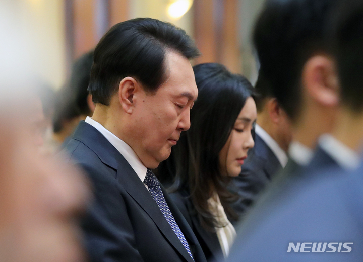 [서울=뉴시스] 홍효식 기자 = 윤석열 대통령과 김건희 여사가 9일 오후 서울 중구 영락교회에서 열린 한국교회 부활절 연합예배에서 기도하고 있다. 2023.04.09. yesphoto@newsis.com