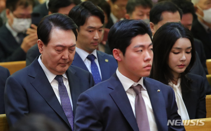 [서울=뉴시스] 홍효식 기자 = 윤석열 대통령과 김건희 여사가 9일 오후 서울 중구 영락교회에서 열린 한국교회 부활절 연합예배에서 기도하고 있다. 2023.04.09. yesphoto@newsis.com