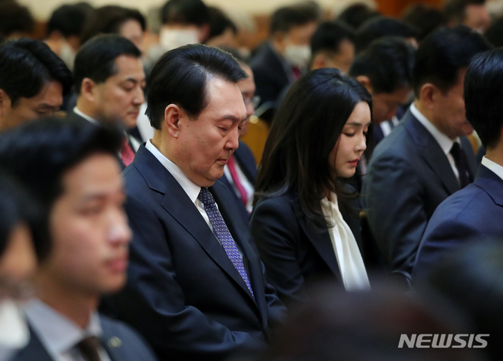 [서울=뉴시스] 홍효식 기자 = 윤석열 대통령과 김건희 여사가 9일 오후 서울 중구 영락교회에서 열린 한국교회 부활절 연합예배에서 기도하고 있다. 2023.04.09. yesphoto@newsis.com