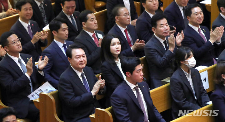 [서울=뉴시스] 홍효식 기자 = 윤석열 대통령과 김건희 여사가 9일 오후 서울 중구 영락교회에서 열린 한국교회 부활절 연합예배에서 박수하고 있다. 2023.04.09. yesphoto@newsis.com