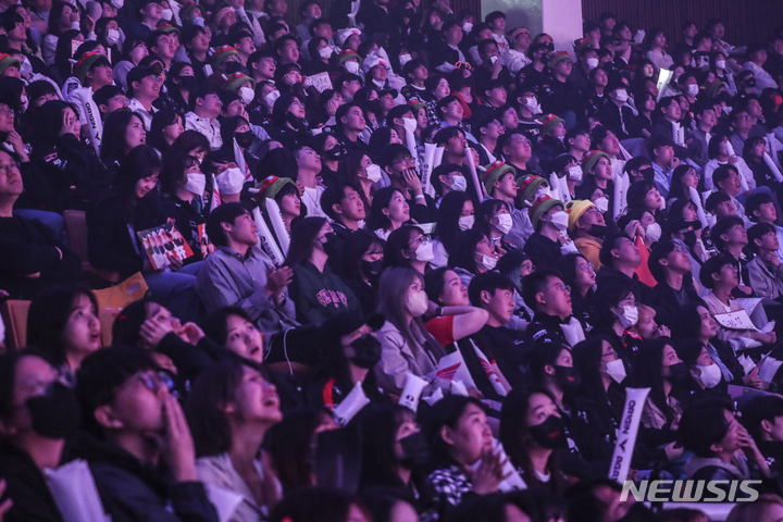 [서울=뉴시스] 한국의 e스포츠 팀이 대만을 국가로 언급한 후 중국이 한국의 ‘리그 오브 ﻿레전드(LoL﻿)’ 프로리그 공식 중계를 중단했다. 사진은 송파구 잠실실내체육관에서 2023 LCK 스프링 결승전이 열리는 모습. 2024.01.29