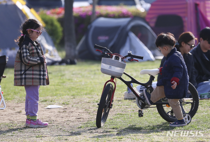 [서울=뉴시스] 지난 4월 서울 송파구 잠실한강공원에서 어린이들이 나들이를 즐기고 있는 모습. (사진=뉴시스DB) photo@newsis.com