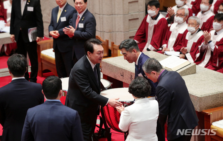 [서울=뉴시스] 홍효식 기자 = 윤석열 대통령이 9일 오후 서울 중구 영락교회에서 열린 한국교회 부활절 연합예배에서 축사를 마친 뒤 목사들과 악수하고 있다. 2023.04.09. yesphoto@newsis.com