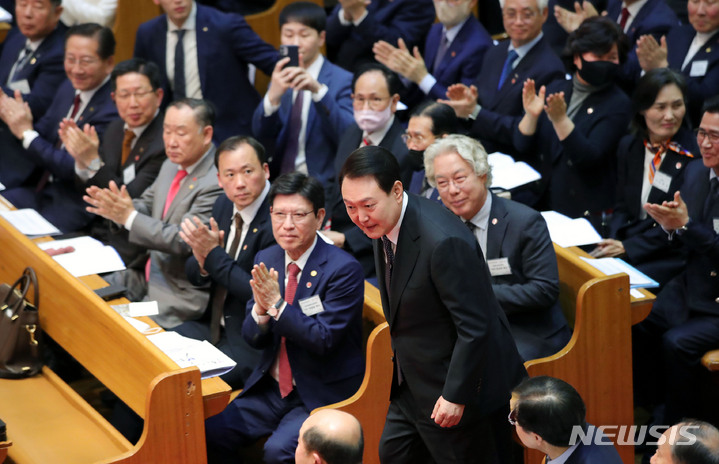 [서울=뉴시스] 홍효식 기자 = 윤석열 대통령이 9일 오후 서울 중구 영락교회에서 열린 한국교회 부활절 연합예배에서 축사하기 위해 단상으로 향하고 있다. 2023.04.09. yesphoto@newsis.com