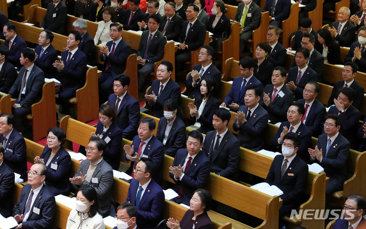 [서울=뉴시스] 홍효식 기자 = 윤석열 대통령과 김건희 여사가 9일 오후 서울 중구 영락교회에서 열린 한국교회 부활절 연합예배에 참석해 박수치고 있다. 2023.04.09. yesphoto@newsis.com
