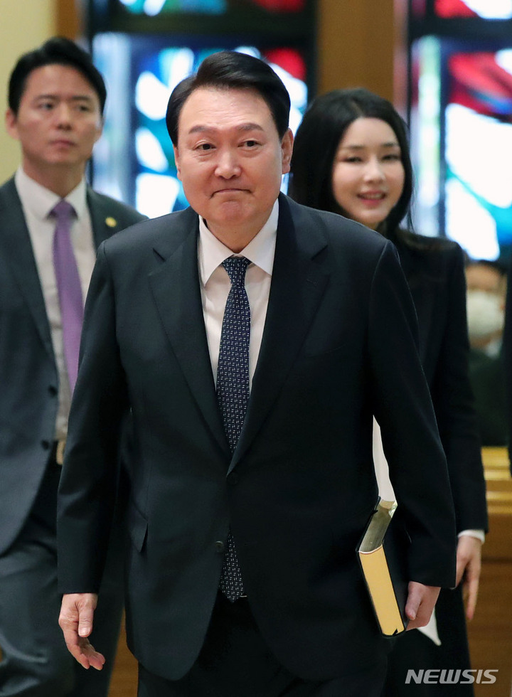 [서울=뉴시스] 홍효식 기자 = 윤석열 대통령과 김건희 여사가 9일 오후 서울 중구 영락교회에서 열린 한국교회 부활절 연합예배에 참석하고 있다. 2023.04.09. yesphoto@newsis.com