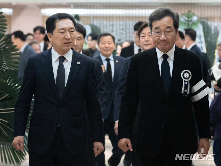 [서울=뉴시스] 김금보 기자 = 김기현 국민의힘 당 대표(왼쪽)가 9일 오후 서울 강남구 삼성서울병원 장례식장에 마련된 이낙연 전 더불어민주당 대표의 장인 김윤걸 전 교수의 빈소에서 조문을 마친 후 이 전 대표의 배웅을 받고 있다. (공동취재사진) 2023.04.09. photo@newsis.com