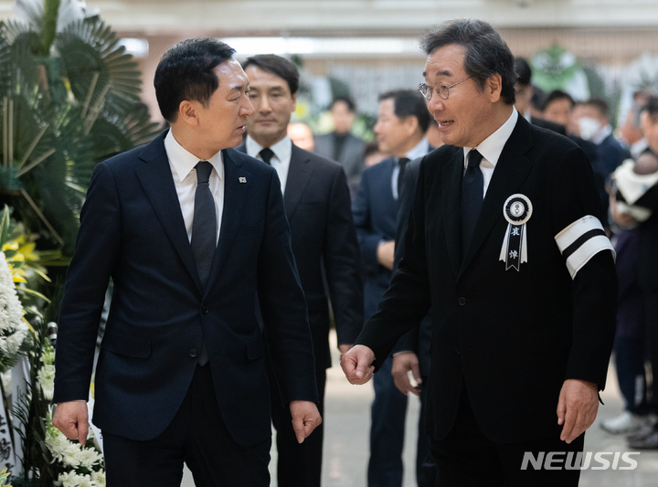 [서울=뉴시스] 김금보 기자 = 김기현 국민의힘 당 대표(왼쪽)가 9일 오후 서울 강남구 삼성서울병원 장례식장에 마련된 이낙연 전 더불어민주당 대표의 장인 김윤걸 전 교수의 빈소에서 조문을 마친 후 이 전 대표의 배웅을 받고 있다. (공동취재사진) 2023.04.09. photo@newsis.com