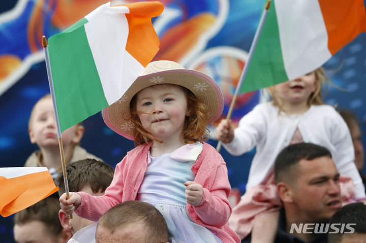 [벨파스트=AP/뉴시스] 리시 수낵 영국 총리와 리오 버라드커 아일랜드 총리가 북아일랜드 정부가 시민의 일상을 먼저 보듬어야 한다며 아일랜드 통일은 시기상조라는 뜻을 밝혔다. 사진은 지난해 4월9일(현지시간) 북아일랜드 벨파스트에서 1916년 부활절 봉기 행진을 보기 위해 인파가 모인 가운데 한 어린이가 아일랜드 국기를 흔드는 모습. 2024.02.06.