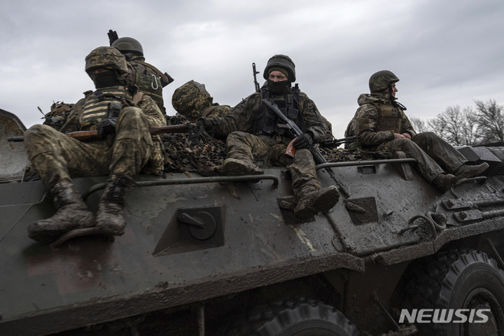 [불레다르( 우크라이나)=AP/뉴시스] 부활절 아침인 지난 9일 우크라이나 병사들이 장갑차를 타고 불레다르에서 최전선을 향해 이동하고 있다. 