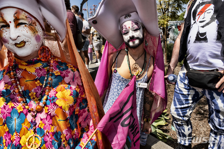 [웨스트 할리우드=AP/뉴시스] 미국에서 인종 문제와 성소수자를 다룬 책을 금서 목록에 올리려는 사례가 급증하고 있다고 AP통신이 20일(현지시간) 보도했다. 사진은 지난 4월9일 미 캘리포니아주 웨스트 할리우드에서 성소수자 권리 운동 지지자들이 반 LGBTQ 법안에 항의하는 부활절 행진에 나선 모습. 2023.09.21.