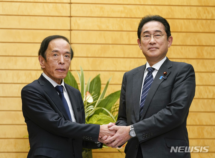 [도쿄=AP/뉴시스]기시다 후미오 일본 총리(사진 오른쪽)와 우에다 가즈오 일본은행 총재.