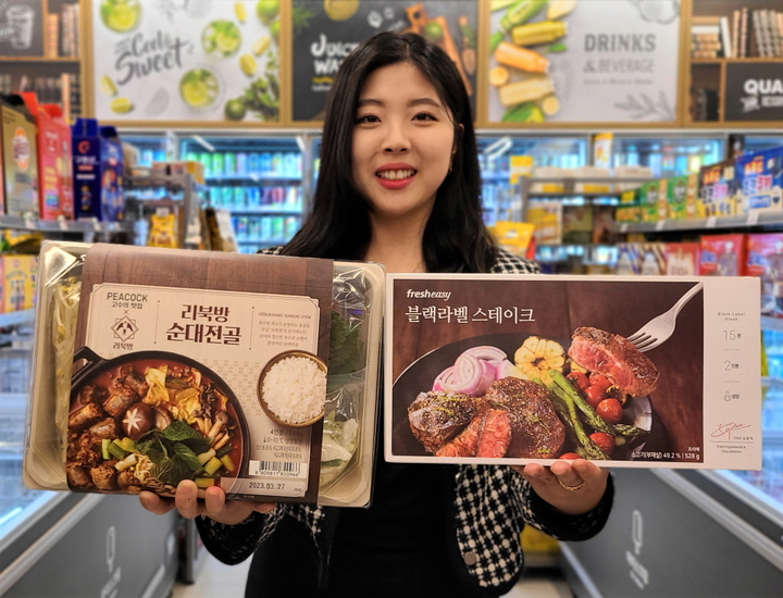 서울 성동구에 위치한 이마트24 매장에서 모델이 '이달의 밀키트' 상품을 선보이고 있다.(사진=이마트24 제공) *재판매 및 DB 금지