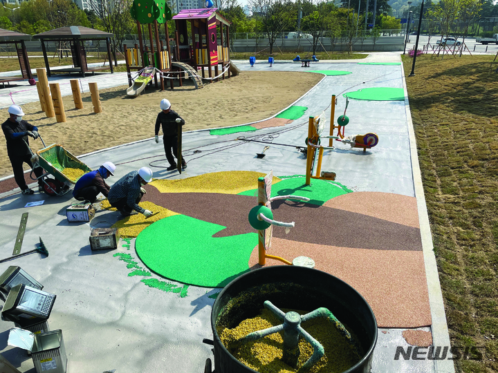 [서울=뉴시스] 중소기업 인증자재 시공모습, 어린이놀이터 우레탄(사진=LH 제공)