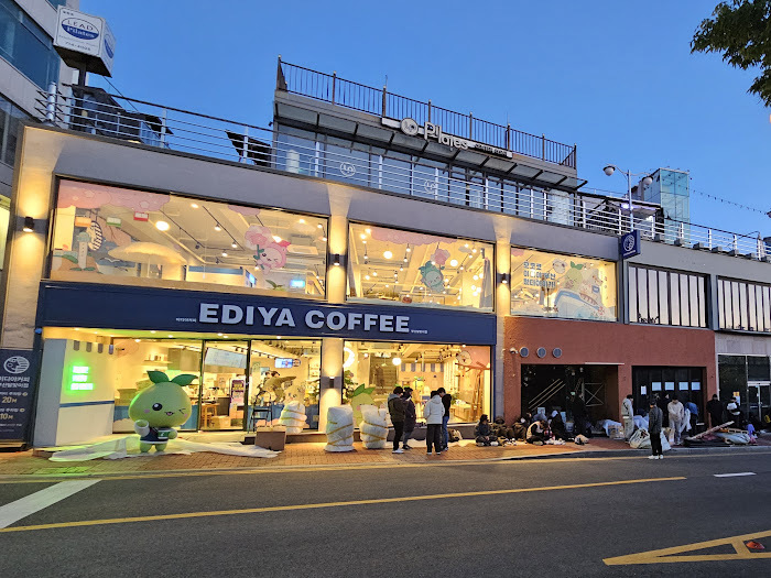 [서울=뉴시스]오동현 기자 = 스마일게이트 RPG가 8일 자사의 대표작인 인기 MMORPG(다중접속역할수행게임) ‘로스트아크’의 IP를 활용해 부산 달맞이길에 대형 팝업 스토어 ‘모코코 in 부산 팝업 스토어’를 오픈했다. (사진=스마일게이트 제공) *재판매 및 DB 금지