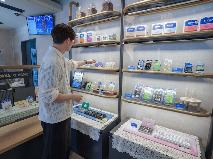 [서울=뉴시스]오동현 기자 = 스마일게이트 RPG가 8일 자사의 대표작인 인기 MMORPG(다중접속역할수행게임) ‘로스트아크’의 IP를 활용해 부산 달맞이길에 대형 팝업 스토어 ‘모코코 in 부산 팝업 스토어’를 오픈했다. (사진=스마일게이트 제공) *재판매 및 DB 금지