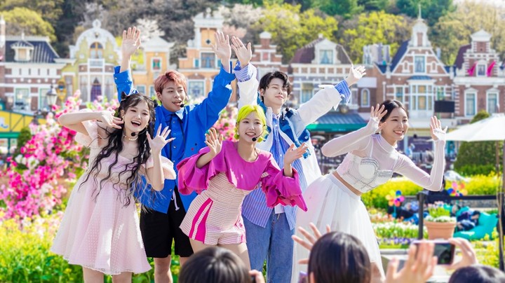 [서울=뉴시스]틱톡커 키카킴, 주한띠, 케지민, 노아, 강시원으로 구성된 크리에이터 혼성그룹 '페어리즈'는 지난 7일 에버랜드 페어리 타운에서 정식 데뷔 쇼케이스를 진행했다. (사진=순이엔티 제공) 2023.04.10. photo@newsis.com *재판매 및 DB 금지