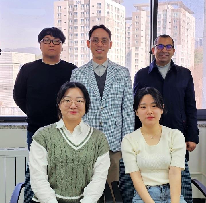 [수원=뉴시스] 아주대 연구팀 사진. 사진 뒷줄 왼쪽부터 시계 방향으로 한승익 학생, 서형탁 교수, 쿠마 모히트 교수, 박지영 학생, 전예린 학생. (사진=아주대 제공) 2023.04.10. photo@newsis.com *재판매 및 DB 금지