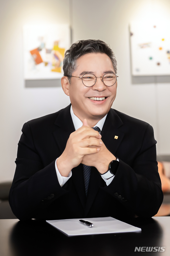 [전주=뉴시스]윤난슬 기자 = 취임 100일 맞은 백종일 전북은행장.(사진=전북은행 제공) 