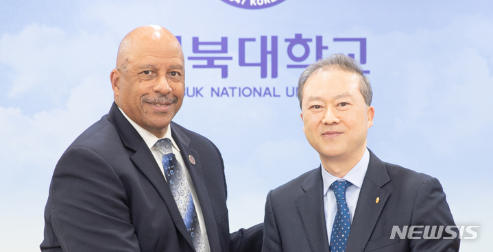 [전주=뉴시스]윤난슬 기자 = 전북대학교는 미국 서부에 위치한 캘리포니아주립대 도밍게즈힐스 캠퍼스와 복수학위제 추진 등을 위해 긴밀한 연대와 협력을 이어나가기로 했다.(사진=전북대 제공)