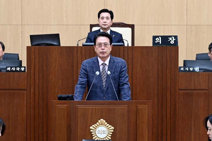 [울산=뉴시스] 유재형 기자 = 울산 울주군의회(의장 김영철)는 10일 의사당 본회의장에서 제221회 임시회 제1차 본회의를 열고 오는 21일까지 12일간의 의사일정에 돌입했다고 밝혔다. 2023.04.10. (사진= 울주군의회 제공)photo@newsis.com *재판매 및 DB 금지