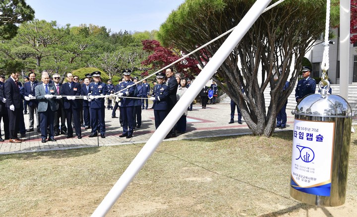 [진주=뉴시스] 교육사 창설50주년 및 항공우주통제학교 창설 기념행사 중 후배 공군인들에게 전달할 타임캡슐을 매설하고 있다. *재판매 및 DB 금지