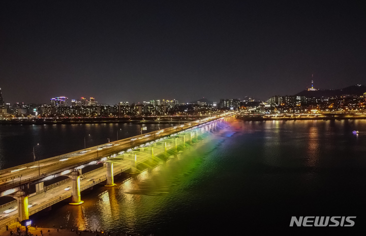 [서울=뉴시스]서울의 대표 야경명소인 반포대교 '달빛무지개분수', 여의도 '물빛광장 분수'에 이어 다음 달 한강 대표 분수 8개소가 추가 가동된다. (사진=서울시 제공). 2023.04.11. photo@newsis.com