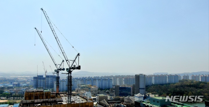 [청주=뉴시스] 안성수 기자 = 아파트 대체 상품으로 주거용으로 인기를 끌던 생활형 숙박시설이 고금리와 정부의 숙박업 신고 규제에 발목이 잡혔다. 지난해부터 시작된 고금리 기조와 부동산 침체, 정부 규제로 그 인기가 주춤해지는 모양새다. 사진은 충북 청주시 오창읍에 지어지고 있는 생활형숙박시설 공사 모습 . 2023.4.10. photo@newsis.com