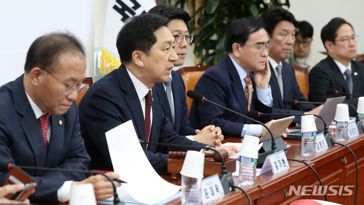 [서울=뉴시스] 이영환 기자 = 김기현 국민의힘 대표가 10일 오전 서울 여의도 국회에서 열린 최고위원회의에서 발언을 하고 있다. 2023.04.10. 20hwan@newsis.com