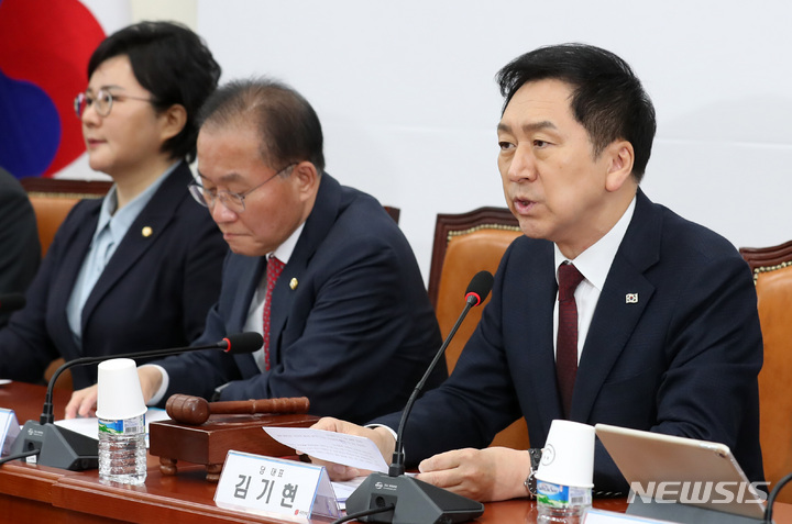 [서울=뉴시스] 이영환 기자 = 김기현 국민의힘 대표가 10일 오전 서울 여의도 국회에서 열린 최고위원회의에서 발언을 하고 있다. 2023.04.10. 20hwan@newsis.com