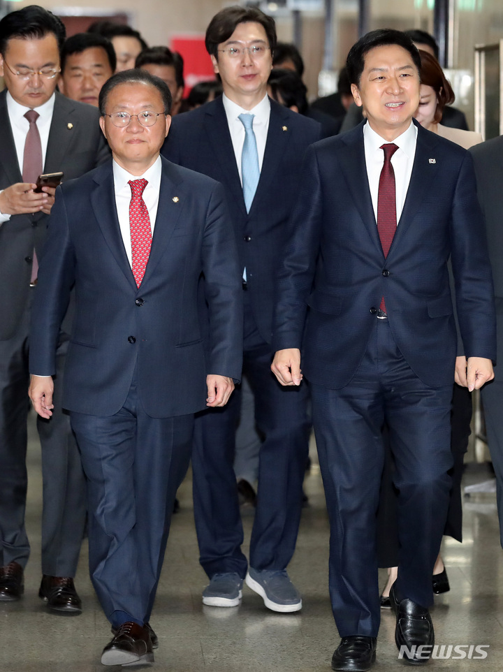 [서울=뉴시스] 이영환 기자 = 김기현(오른쪽) 국민의힘 대표와 윤재옥 원내대표가 10일 오전 서울 여의도 국회에서 열린 최고위원회의에 참석하고 있다. 2023.04.10. 20hwan@newsis.com
