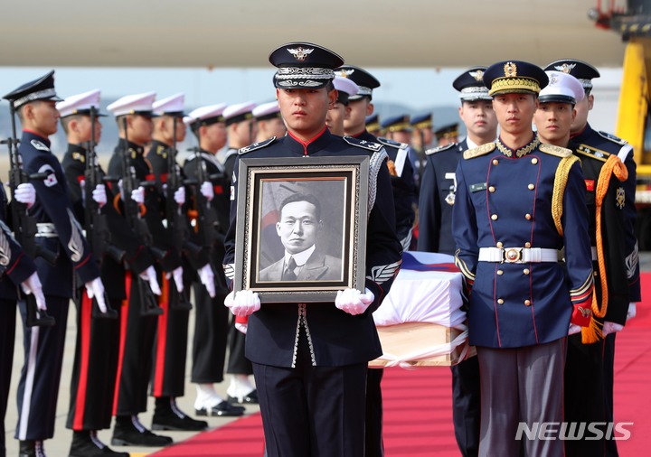 [인천공항=뉴시스] 공항사진기자단 = 국방부 의장대가 10일 오전 인천국제공항 제2터미널 주기장에서 열린 황기환 애국지사 유해 영접행사에서 봉송하고 있다. 2023.04.10. photo@newsis.com