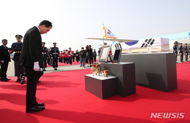 [인천공항=뉴시스] 공항사진기자단 = 박민식 국가보훈처장이 10일 오전 인천국제공항 제2터미널 주기장에서 열린 황기환 애국지사 유해 영접행사에서 묵념하고 있다. 2023.04.10. photo@newsis.com