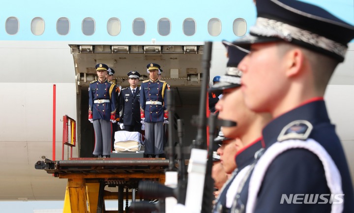 [인천공항=뉴시스] 공항사진기자단 = 국방부 의장대가 10일 오전 인천국제공항 제2터미널 주기장에서 열린 황기환 애국지사 유해를 비행기에서 내리고 있다. 2023.04.10. photo@newsis.com