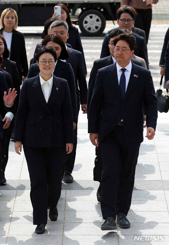 [서울=뉴시스] 이영환 기자 = 윤희숙 진보당 상임대표와 전북 전주을 국회의원 재선거에서 당선된 강성희 의원 및 당 관계자들이 10일 오전 서울 여의도 국회에서 열린 국회 등원 기자회견에 참석하고 있다. 2023.04.10. 20hwan@newsis.com