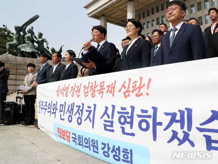[서울=뉴시스] 이영환 기자 = 전북 전주을 국회의원 재선거에서 당선된 강성희 진보당 의원이 10일 오전 서울 여의도 국회에서 등원 기자회견을 하고 있다. 2023.04.10. 20hwan@newsis.com