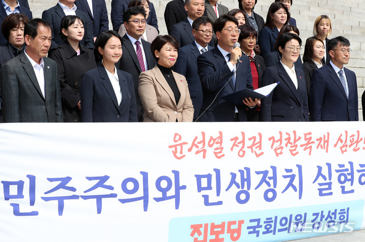 [서울=뉴시스] 이영환 기자 = 전북 전주을 국회의원 재선거에서 당선된 강성희 진보당 의원이 10일 오전 서울 여의도 국회에서 등원 기자회견을 하고 있다. 2023.04.10. 20hwan@newsis.com