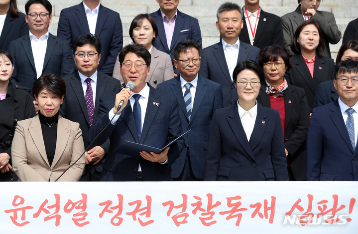 [서울=뉴시스] 이영환 기자 = 전북 전주을 국회의원 재선거에서 당선된 강성희 진보당 의원이 10일 오전 서울 여의도 국회에서 등원 기자회견을 하고 있다. 2023.04.10. 20hwan@newsis.com