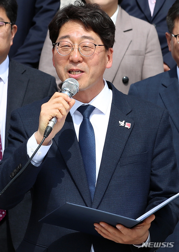 [서울=뉴시스] 이영환 기자 = 전북 전주을 국회의원 재선거에서 당선된 강성희 진보당 의원이 10일 오전 서울 여의도 국회에서 등원 기자회견을 하고 있다. 2023.04.10. 20hwan@newsis.com
