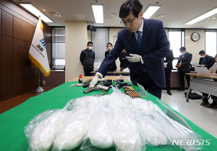 [서울=뉴시스] 조성우 기자 = 신준호 서울중앙지검 강력범죄수사부 부장검사가 10일 오전 서울 서초구 서울중앙지방검찰청에서 마약 및 총기류 동시 밀수사범 국내 첫 검거 브리핑을 하고 있다. (공동취재사진) 2023.04.10. photo@newsis.com