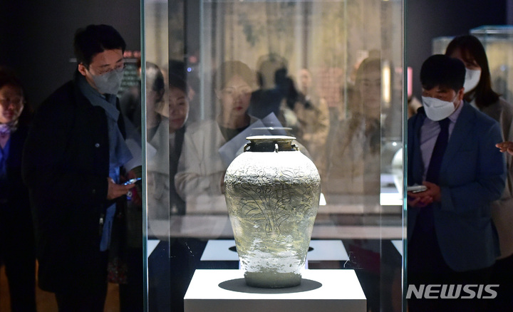 [대구=뉴시스] 이무열 기자 = 고(故) 이건희 회장 컬렉션 특별전 ‘어느 수집가의 초대’의 개막을 하루 앞둔 10일 오전 국립대구박물관에서 열린 사전공개행사에 참석한 문화계 인사 및 언론인 등이 전시품을 감상하고 있다. 이번 전시회에서는 인왕제색도 등 국보 6점, 대구 비산동 출토 청동기 등 보물 14점을 포함해 401점을 선보인다. 2023.04.10. lmy@newsis.com