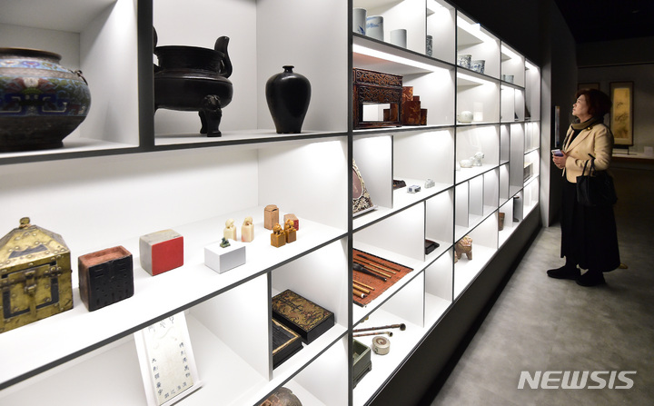 [대구=뉴시스] 이무열 기자 = 이건희 컬렉션 특별전 ‘어느 수집가의 초대’의 개막을 하루 앞두고 국립대구박물관에서 열린 사전공개행사에 참석한 문화계 인사 및 언론인 등이 전시품을 감상하고 있다. 2023.04.10. lmy@newsis.com