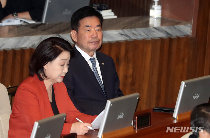 [서울=뉴시스] 이영환 기자 = 김진표 국회의장이 지난달 10일 오후 서울 여의도 국회 본회의장에서 열린 제405회국회(임시회) 제1차 국회의원 선거제도 개선에 관한 결의안 심사를 위한 전원위원회에 참석해 자리에 앉아 있다. 2023.04.10. 20hwan@newsis.com