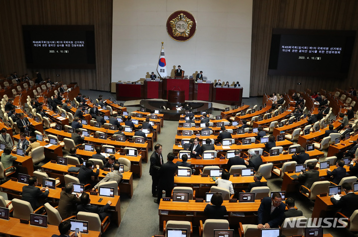 [서울=뉴시스] 이영환 기자 = 김영주 국회 전원위원장이 10일 오후 서울 여의도 국회 본회의장에서 열린 제405회국회(임시회) 제1차 국회의원 선거제도 개선에 관한 결의안 심사를 위한 전원위원회에서 개회에 앞서 발언을 하고 있다. 2023.04.10. 20hwan@newsis.com