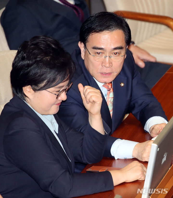 [서울=뉴시스] 고범준 기자 = 태영호 국민의힘 최고위원과 조수진 최고위원이 10일 오후 서울 여의도 국회 본회의장에서 열린 제405회국회(임시회) 제1차 국회의원 선거제도 개선에 관한 결의안 심사를 위한 전원위원회에서 대화를 나누고 있다. 2023.04.10. bjko@newsis.com