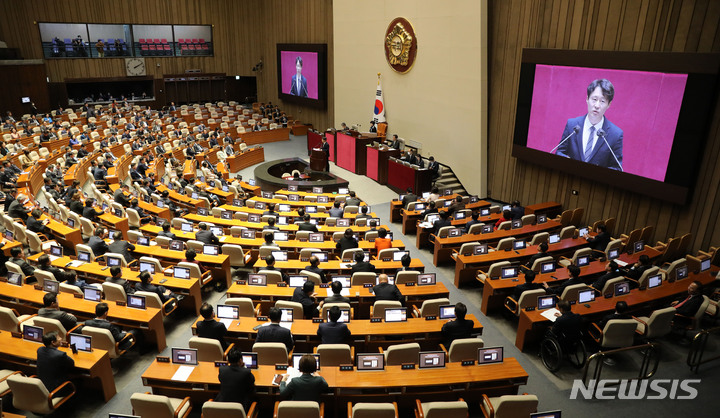 [서울=뉴시스] 고범준 기자 = 10일 오후 서울 여의도 국회 본회의장에서 제405회국회(임시회) 제1차 국회의원 선거제도 개선에 관한 결의안 심사를 위한 전원위원회가 열리고 있다. 2023.04.10. bjko@newsis.com