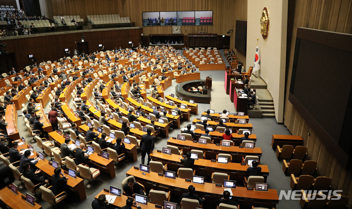 [서울=뉴시스] 고범준 기자 = 10일 오후 서울 여의도 국회 본회의장에서 열린 제405회국회(임시회) 제1차 국회의원 선거제도 개선에 관한 결의안 심사를 위한 전원위원회가 열리고 있다.  2023.04.10. bjko@newsis.com