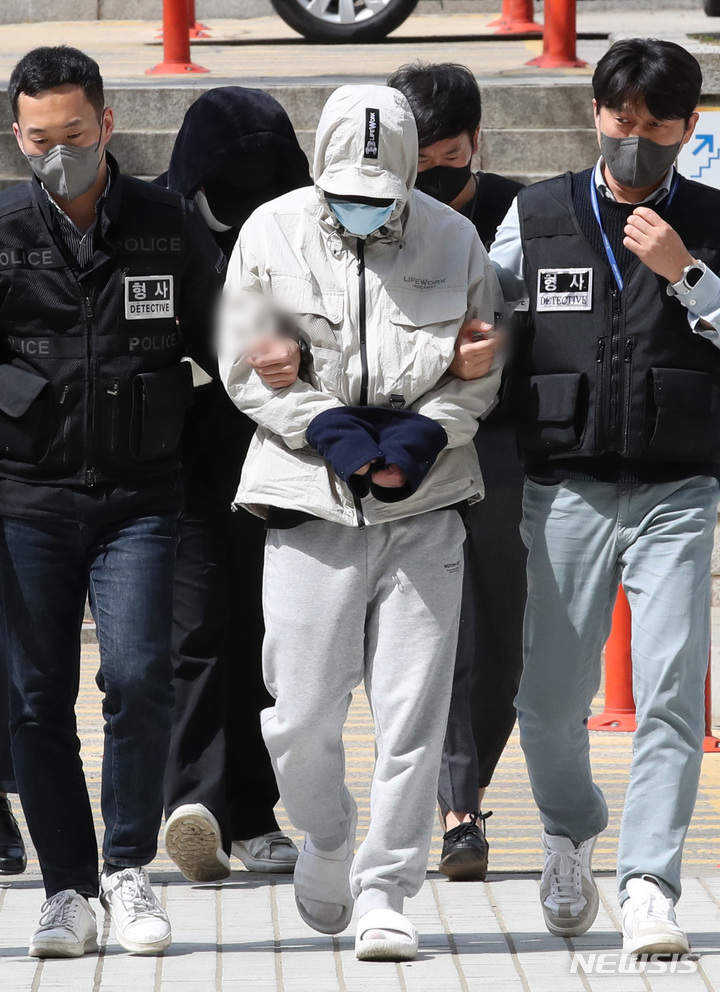 [서울=뉴시스] 김진아 기자 = 강남 학원가에 퍼진 '마약 음료' 사건 관련 전화번호를 조작해 보이스피싱 범죄를 도운 혐의(전기통신사업법 위반)를 받는 김씨(앞), 마약 음료를 제조 및 전달한 혐의(마약류관리법 위반)를 받는 길씨(뒤)가 10일 서울 서초구 서울중앙지방법원에서 열린 구속 전 피의자 심문(영장실질심사)에 출석하고 있다. 2023.04.10. bluesoda@newsis.com