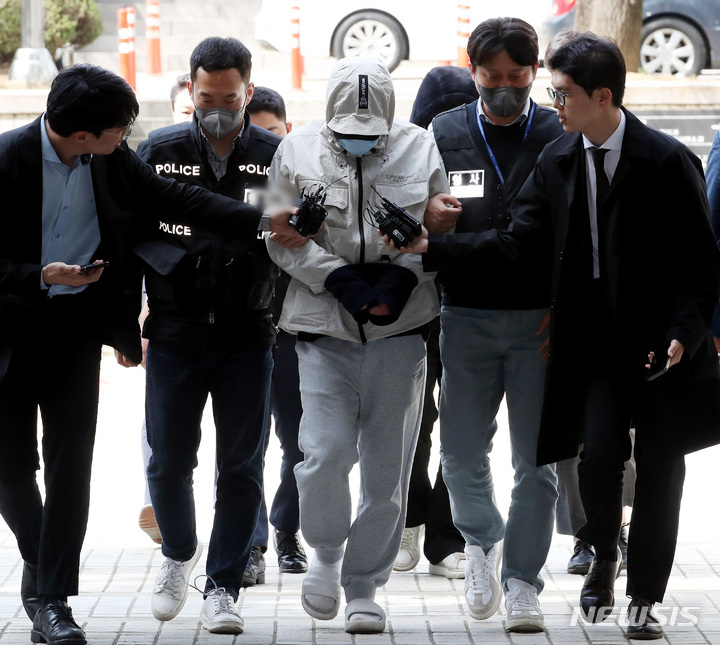 [서울=뉴시스] 김진아 기자 = 강남 학원가에 퍼진 '마약 음료' 사건 관련 전화번호를 조작해 보이스피싱 범죄를 도운 혐의(전기통신사업법 위반)를 받는 김모 씨가 10일 서울 서초구 서울중앙지방법원에서 열린 구속 전 피의자 심문(영장실질심사)에 출석하고 있다. 2023.04.10. bluesoda@newsis.com