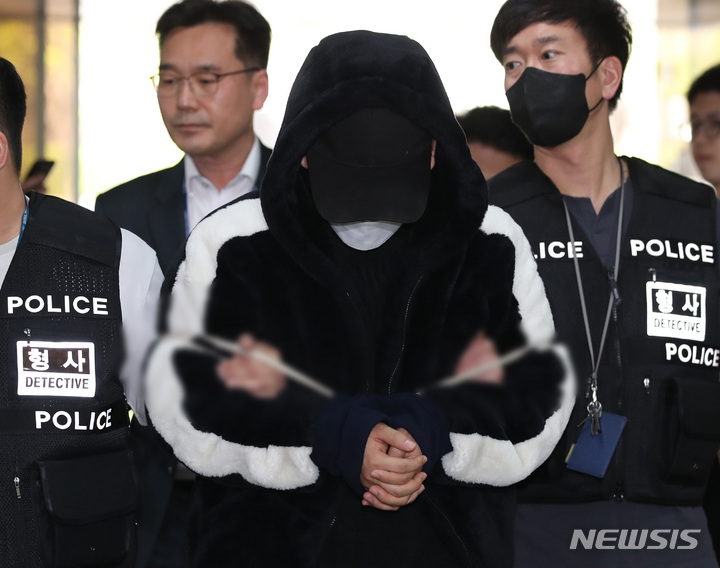 [서울=뉴시스] 김진아 기자 = 강남 학원가에 퍼진 '마약 음료' 사건 관련 마약 음료를 제조 및 전달한 혐의(마약류관리법 위반)를 받는 길모 씨가 10일 서울 서초구 서울중앙지방법원에서 열린 구속 전 피의자 심문(영장실질심사)에 출석하고 있다. 2023.04.10. bluesoda@newsis.com